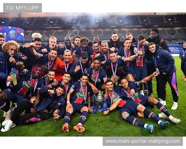 斯特拉斯堡vs巴黎雨中激战，场地湿滑导致多次传球失误